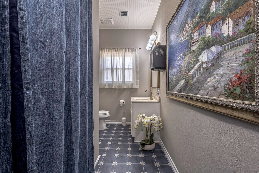 More Photos Of 4209 W waco Dr, Waco Office For Lease