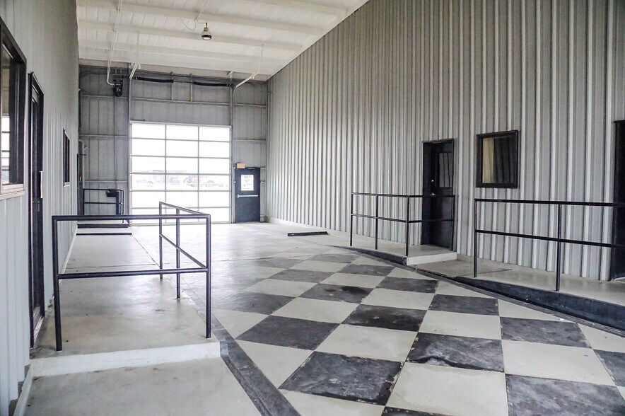 More Photos Of 3015 Fort Worth Hwy, Hudson Oaks Auto Dealership For Lease