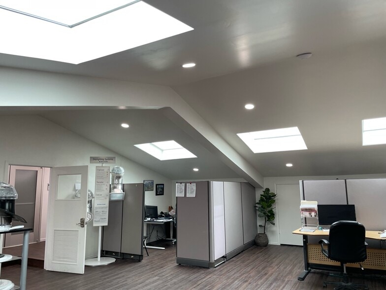 More Photos Of 2118 Mannix Dr, San Antonio Showroom For Sale