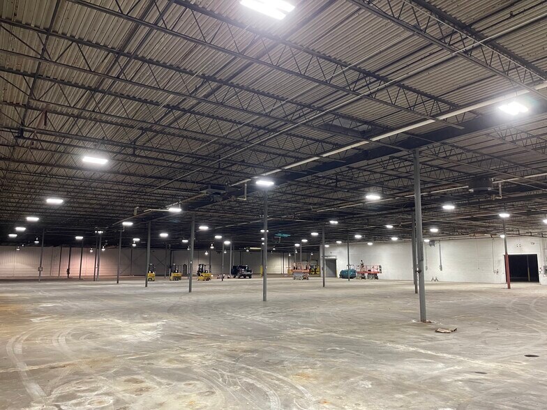 More Photos Of 300 Kent St, Andrews Distribution For Lease