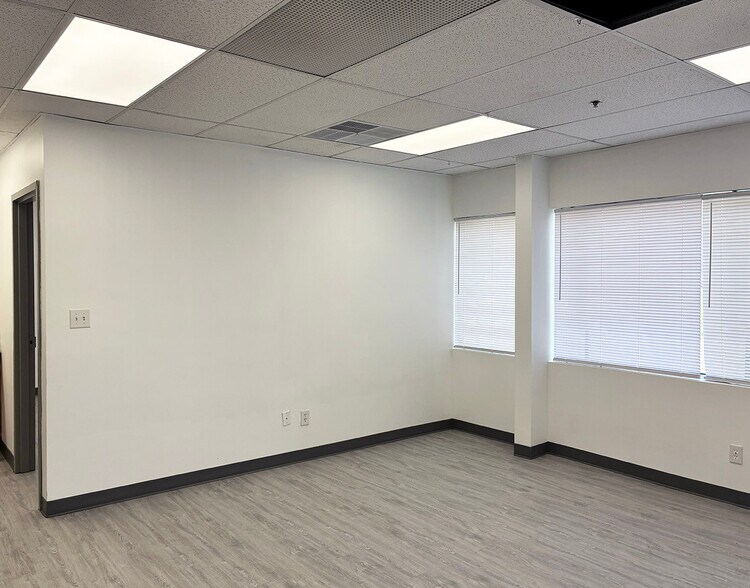 More Photos Of 5001 Crown Manor Pl, Louisville Light Distribution For Lease