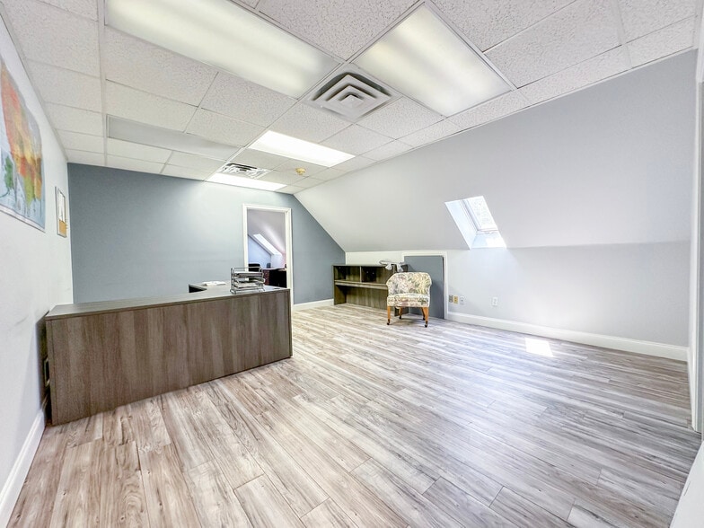 More Photos Of 406 E Pennsylvania Blvd, Feasterville Trevose Light Distribution For Lease