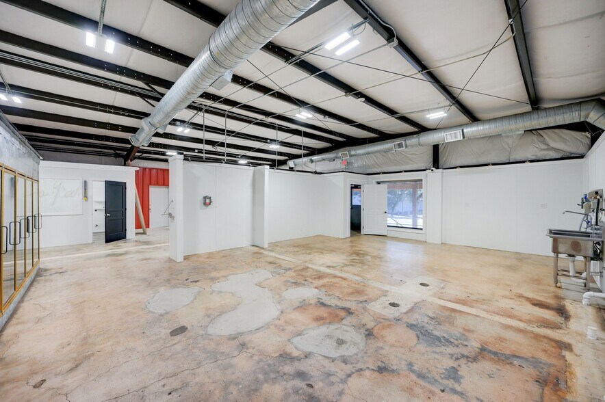 More Photos Of 1301 & 1307 Main St, Blanco Light Distribution For Sale