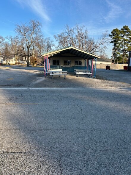 More Photos Of 1002 Cross st, Robinson Restaurant For Sale