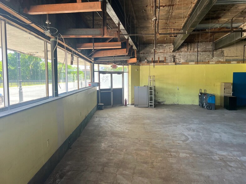 More Photos Of 1151-1159 State St, Springfield Flex For Lease