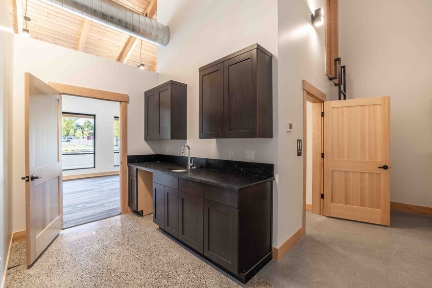 More Photos Of 8512 N Wayne Dr, Hayden Flex For Lease