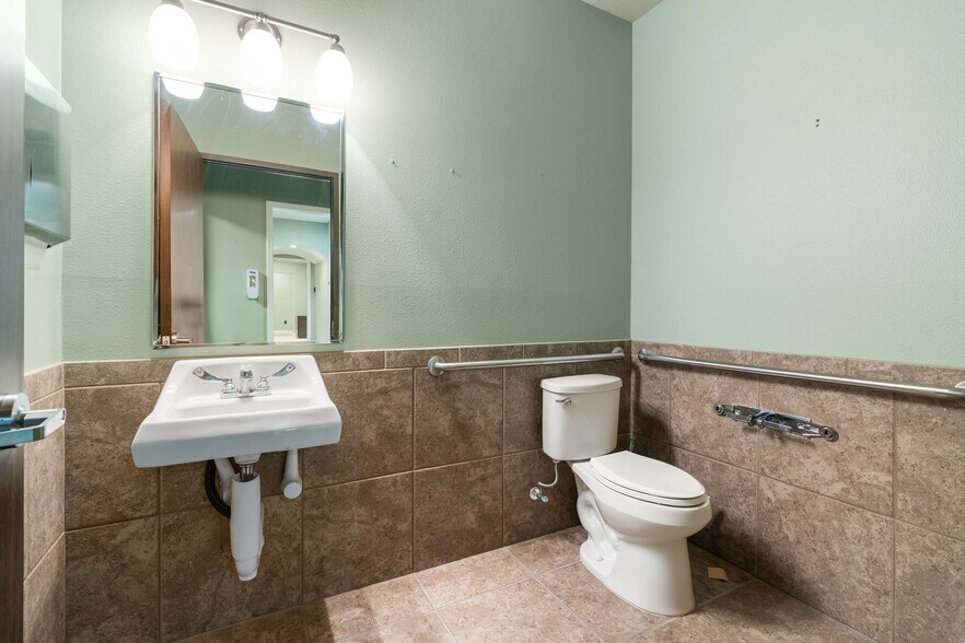 More Photos Of 18920 Freeport Dr, Montgomery Industrial For Sale