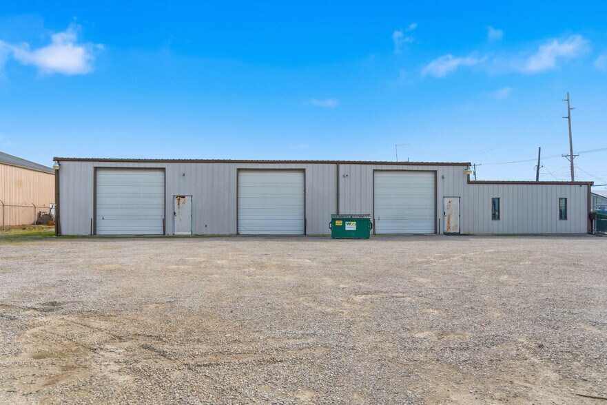 More Photos Of 4611 Pinewood Rd, Louisville Warehouse For Lease
