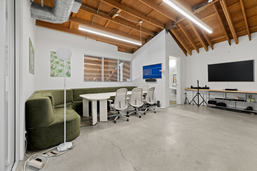 More Photos Of 523 Victoria Ave, Venice Loft Creative Space For Lease