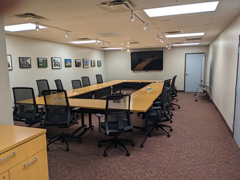 More Photos Of 1407 Rensen St, Lansing Office For Sale