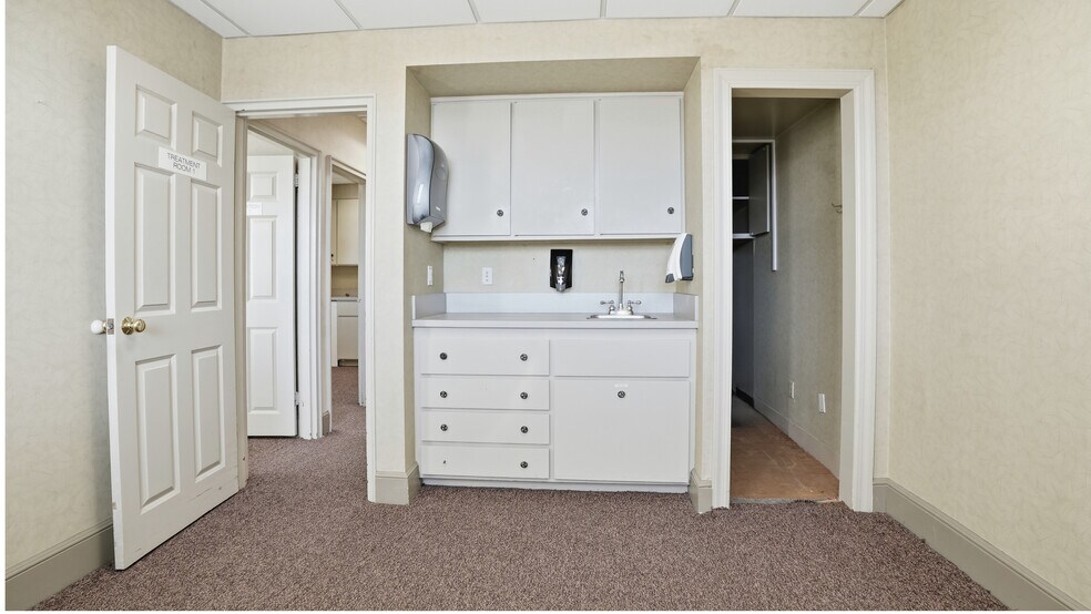 More Photos Of 325 W Park Ave, Long Beach Medical For Sale