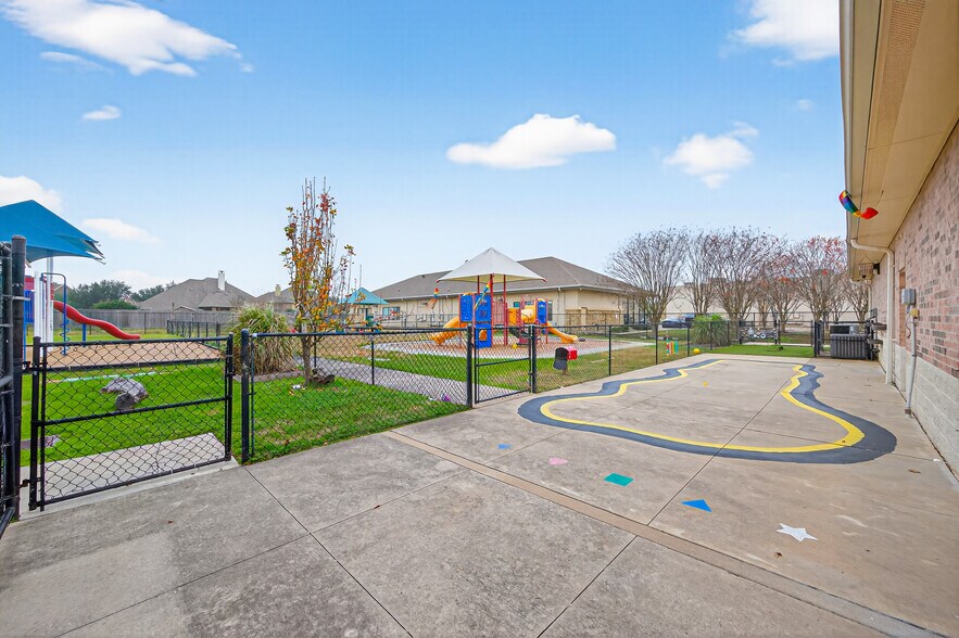 More Photos Of 8525 Queenston Blvd, Houston Freestanding For Sale
