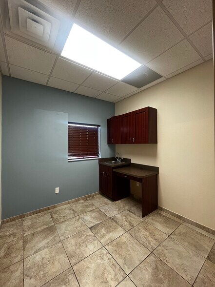 More Photos Of 2320 North Blvd W, Davenport Medical For Lease