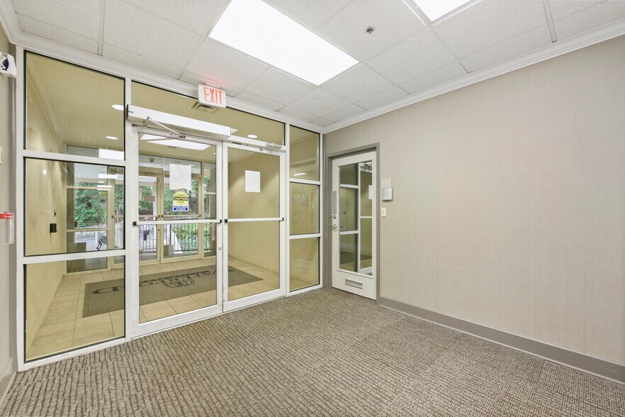 More Photos Of 4480 N Shallowford Rd, Dunwoody Medical For Lease