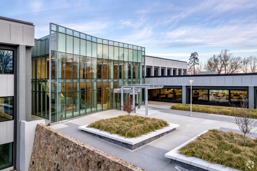 More Photos Of 401 McCullough Dr, Charlotte Office For Sale