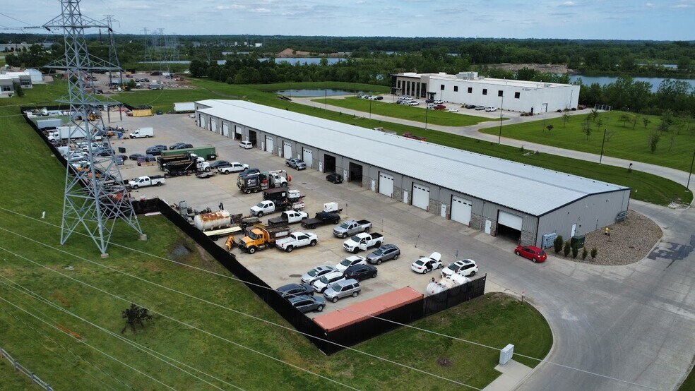 More Photos Of 5421 NW Beaver Dr, Johnston Warehouse For Lease