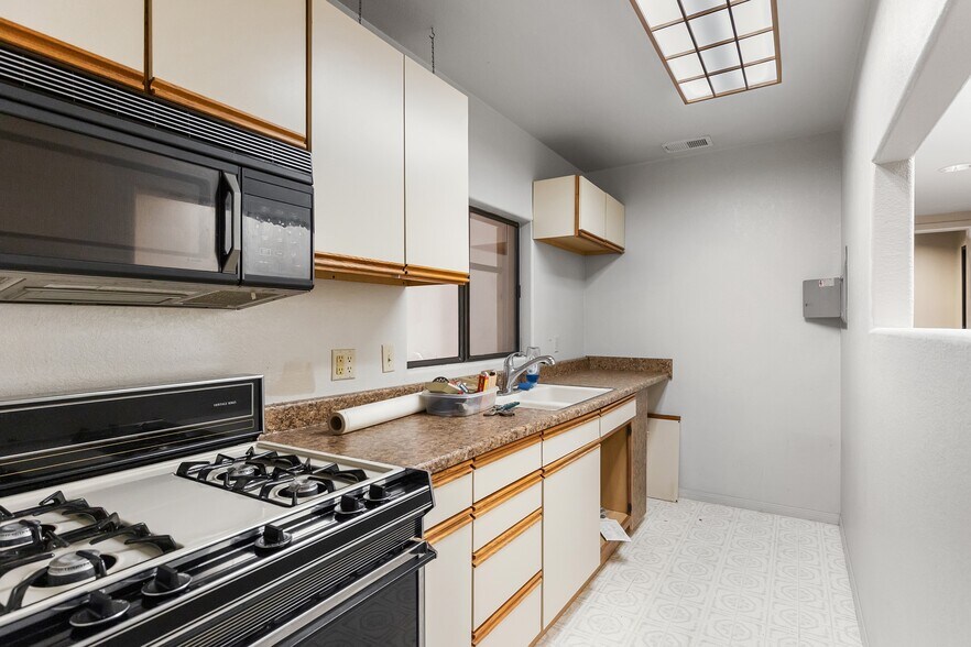 More Photos Of 410 W J St, Tehachapi Light Manufacturing For Sale