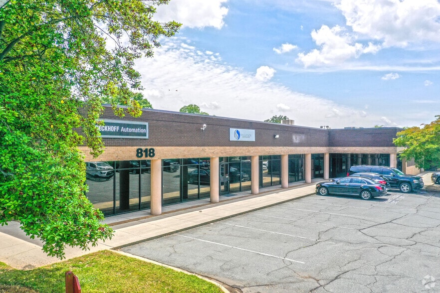 More Photos Of 814 Tyvola Rd, Charlotte Unknown For Lease