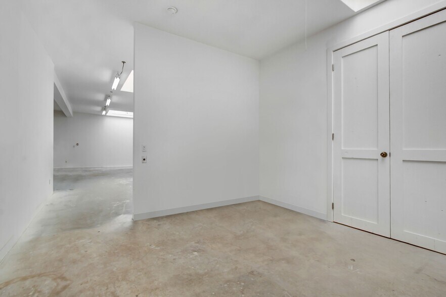 More Photos Of 5726 W Washington Blvd, Los Angeles Light Distribution For Lease