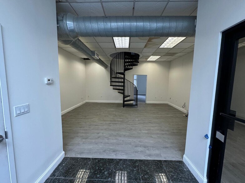 More Photos Of 3 Whale Sq, Brooklyn Warehouse For Lease