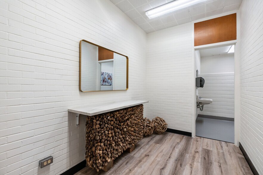 More Photos Of 702 N Thompson St, Conroe Office For Sale