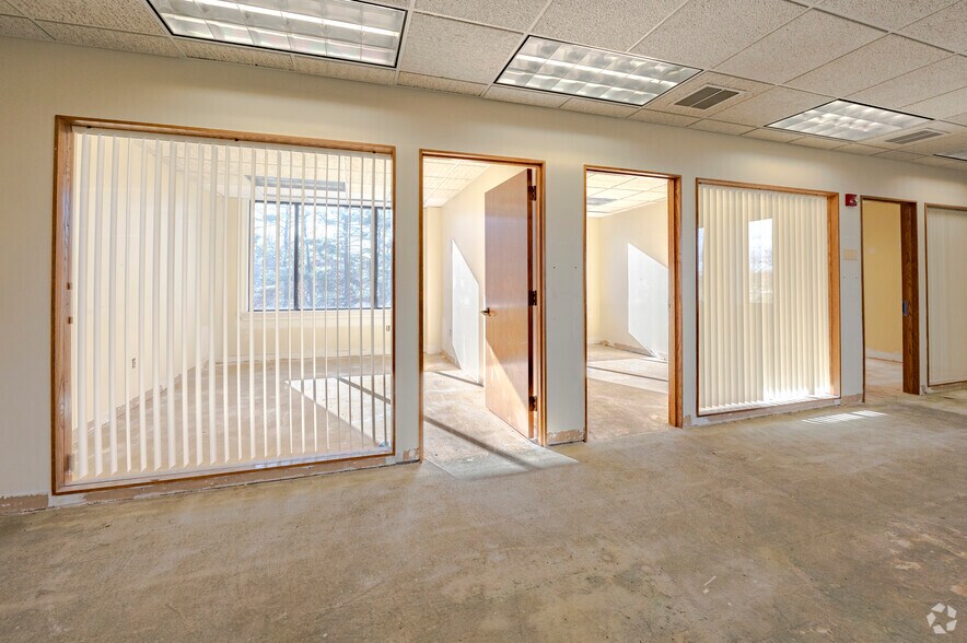 More Photos Of 22 Waterville Rd, Avon Medical For Sale