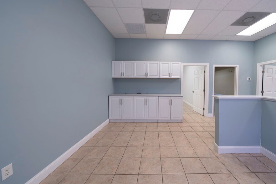 More Photos Of 24551 Production Cir, Bonita Springs Showroom For Lease
