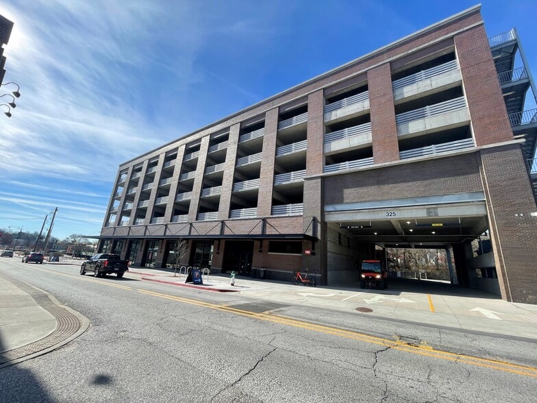 More Photos Of 325 N West Ave, Fayetteville General Retail For Lease