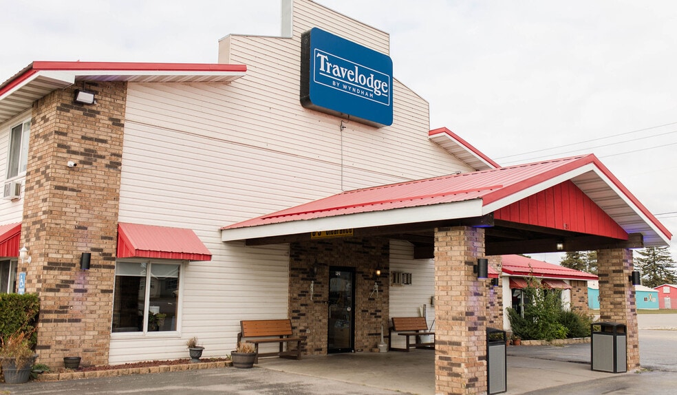 More Photos Of 921 N Lincoln Rd, Escanaba Hotel For Sale