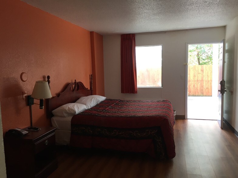 More Photos Of 2001 North Bishop Avenue, Rolla Hotel For Sale
