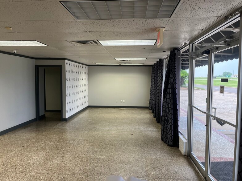 More Photos Of 7301 N Classen Blvd, Oklahoma City General Retail For Lease
