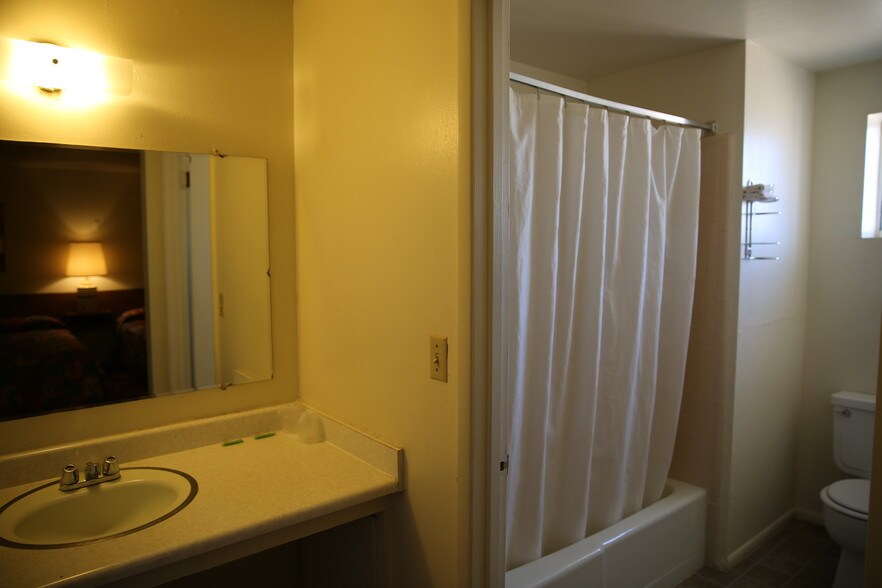 More Photos Of 2101-2105 Navajo Blvd, Holbrook Hospitality For Sale