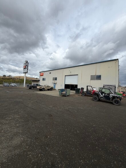 More Photos Of 7441 Old Highway 99 N, Roseburg Showroom For Sale
