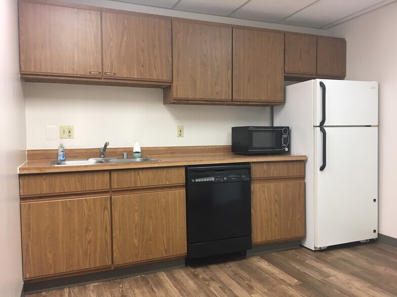 More Photos Of 503 Carlisle Dr, Herndon Flex For Lease