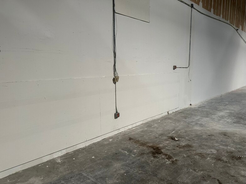 More Photos Of 9208 Palm River Rd, Tampa Warehouse For Lease