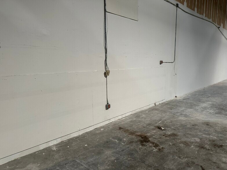 More Photos Of 9208 Palm River Rd, Tampa Warehouse For Lease