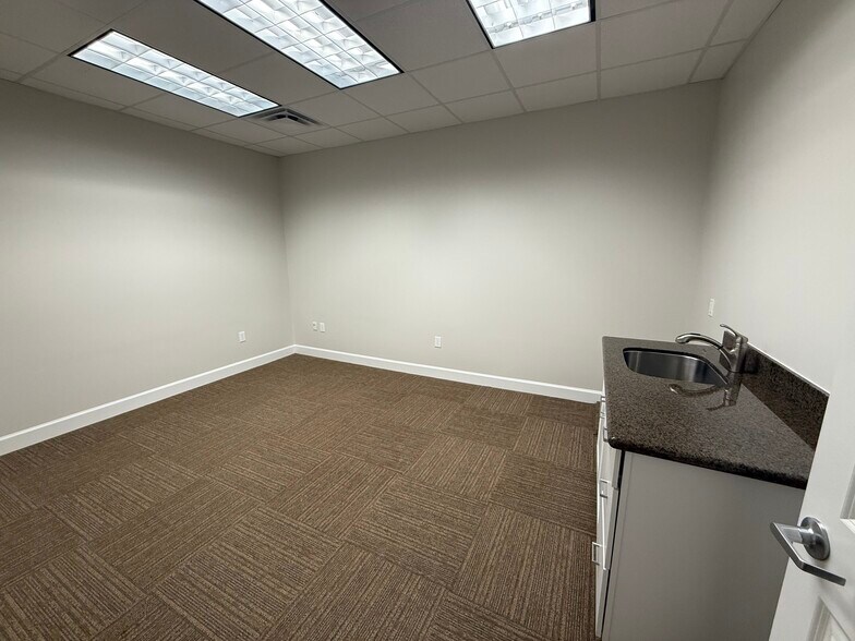 More Photos Of 7115 FM 2920, Spring Unknown For Lease