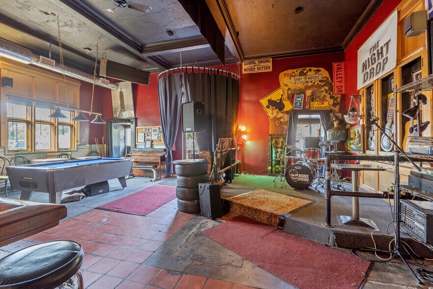 More Photos Of 363 W Seneca Tpke, Syracuse Bar For Sale