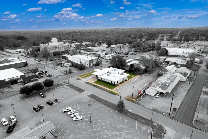 More Photos Of 412 E Lacy St, Palestine General Retail For Sale