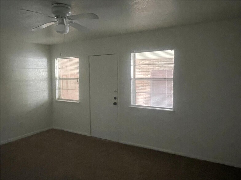 More Photos Of 322 S Waco St, Weatherford Apartments For Sale