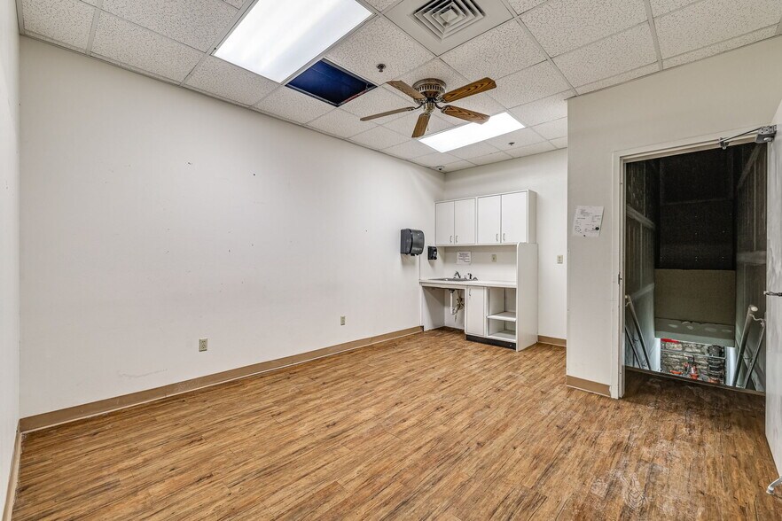 More Photos Of 29 S Chadbourne St, San Angelo Drugstore For Sale