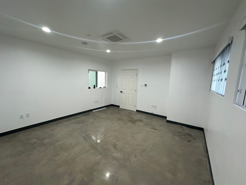 More Photos Of 5706 Cahuenga Blvd, North Hollywood Loft Creative Space For Lease