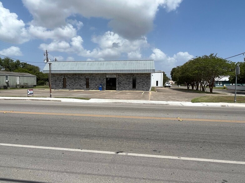 More Photos Of 107 E Austin St, Port Lavaca Distribution For Sale