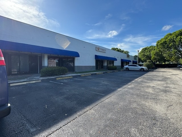 More Photos Of 5301 N Nob Hill Rd, Sunrise Showroom For Lease