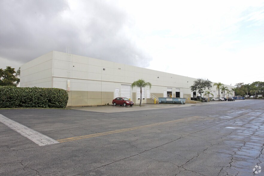 More Photos Of 602 S Military Trl, Deerfield Beach Showroom For Lease