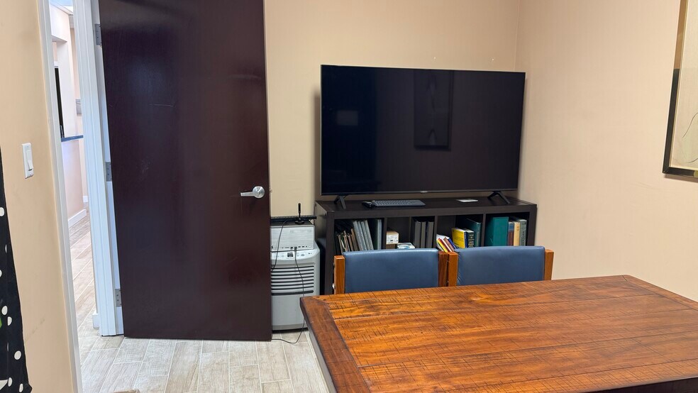 More Photos Of 1785 NE Broad Cswy, North Miami Beach Medical For Lease