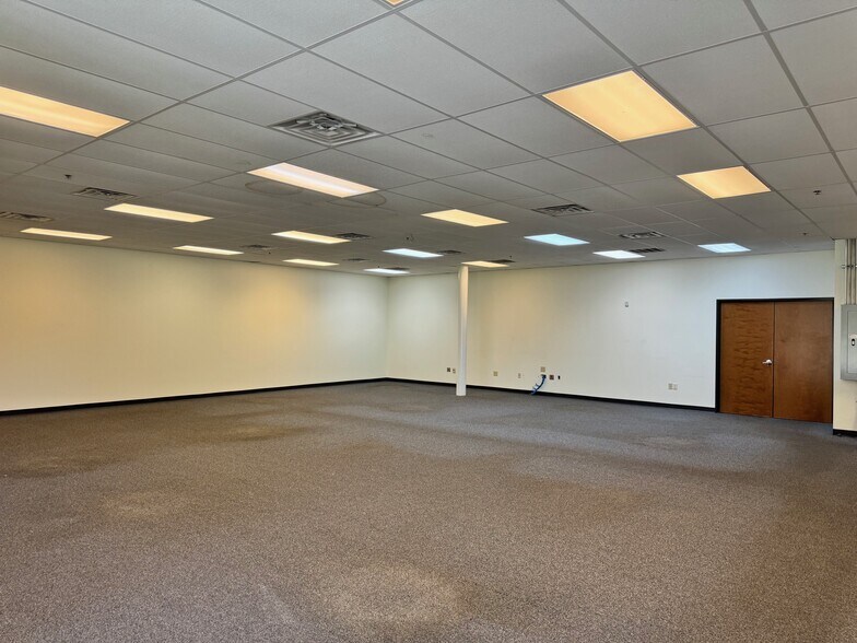 More Photos Of 2002 Synergy Blvd, Kilgore Showroom For Lease