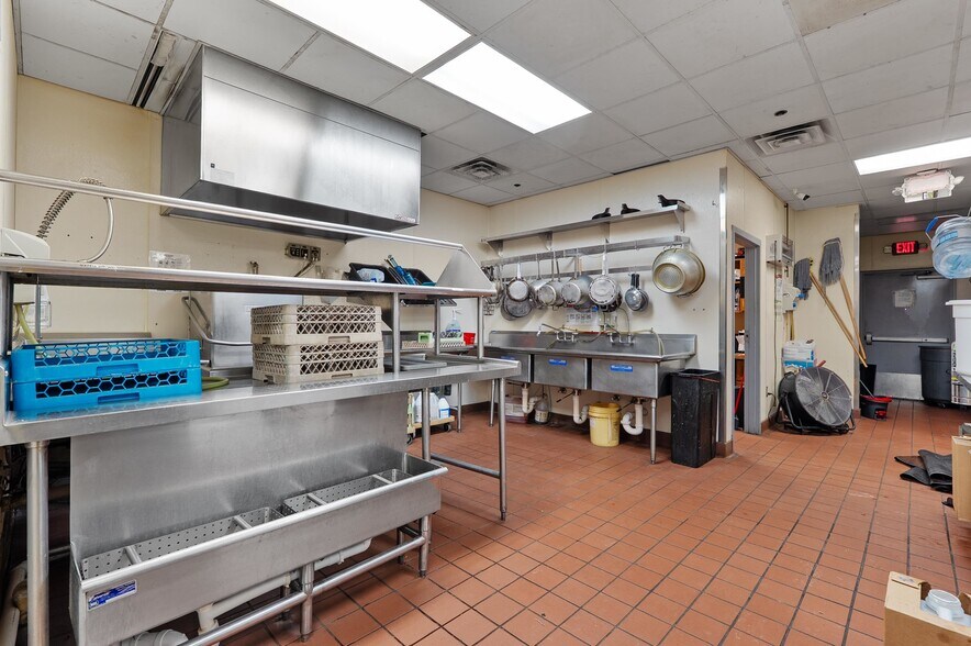 More Photos Of 850 Kepler Dr, Green Bay Restaurant For Sale