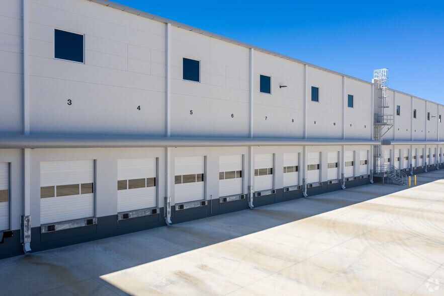 More Photos Of 1400 Rock Mountain Blvd, Stone Mountain Warehouse For Lease