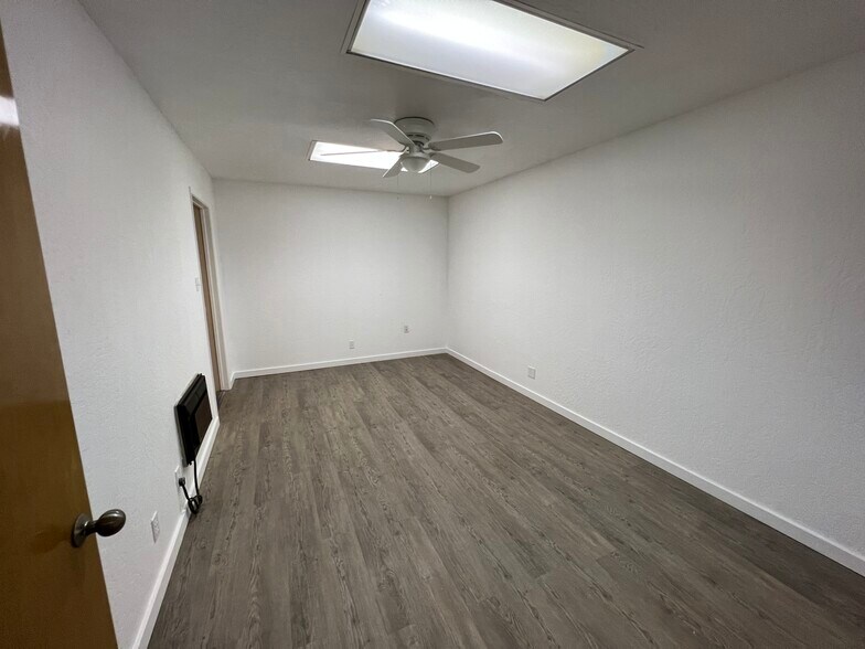 More Photos Of 1945 N Fine Ave, Fresno Flex For Lease